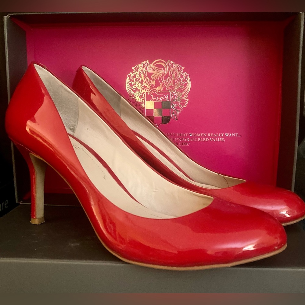 Sariah Tango Red Soft Cow Patent Vince Camuto Pumps. - Picture 1 of 4